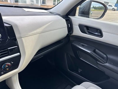 2023 Nissan Pathfinder SV